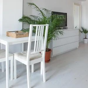 Airport - 5 Mins From Airport Apartamento Otopeni